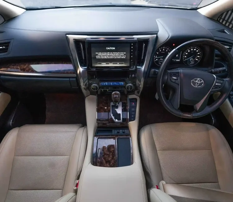 Sewa Alphard di Labuan Bajo