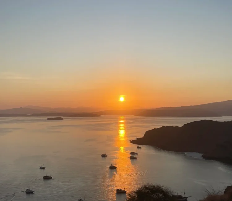 Sunrise Padar Island | Sewa Mobil Alphard Labuan Bajo